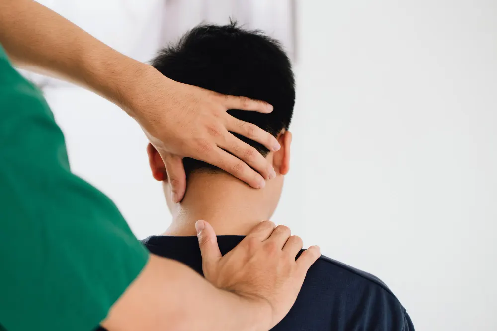 Bolečine v vratu so pogost pojav, pogosto posledica slabe drže, mehanskih obremenitev ali degenerativnih sprememb. Diagnostika vključuje anamnezo, nevrološki pregled in odločanje o slikanju glede na alarmantne znake. Prva pomoč zajema samozdravljenje, izboljšano ergonomijo ter vaje za gibljivost in moč.