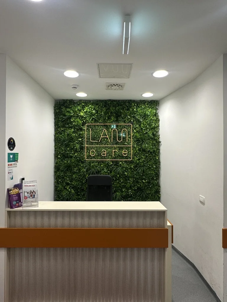 Recepcija LAM Klinike Kranj z zeleno steno