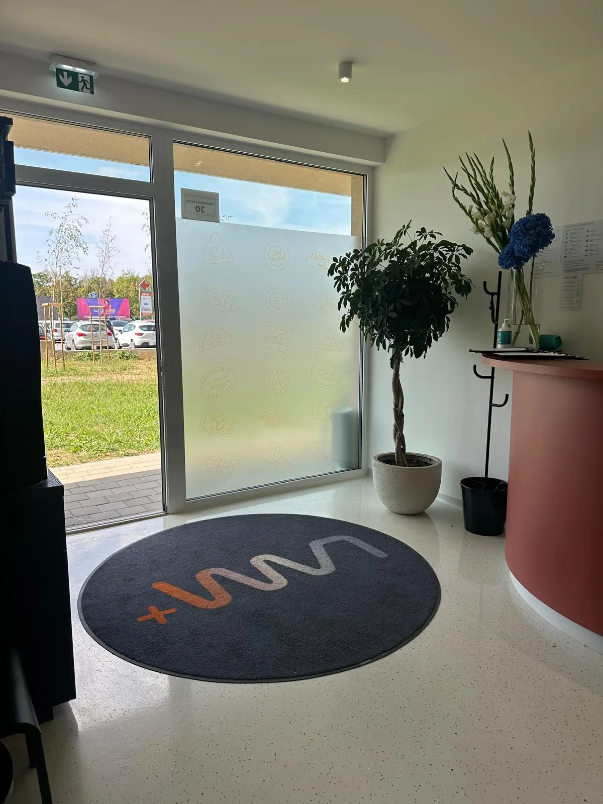 Vhod v LAM Kliniko Ljubljana z recepcijo